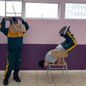 niños bailando con unas sillas