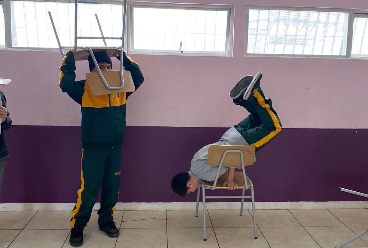 niños bailando con unas sillas