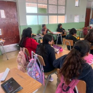 niños y niñas poniendo atención en clases