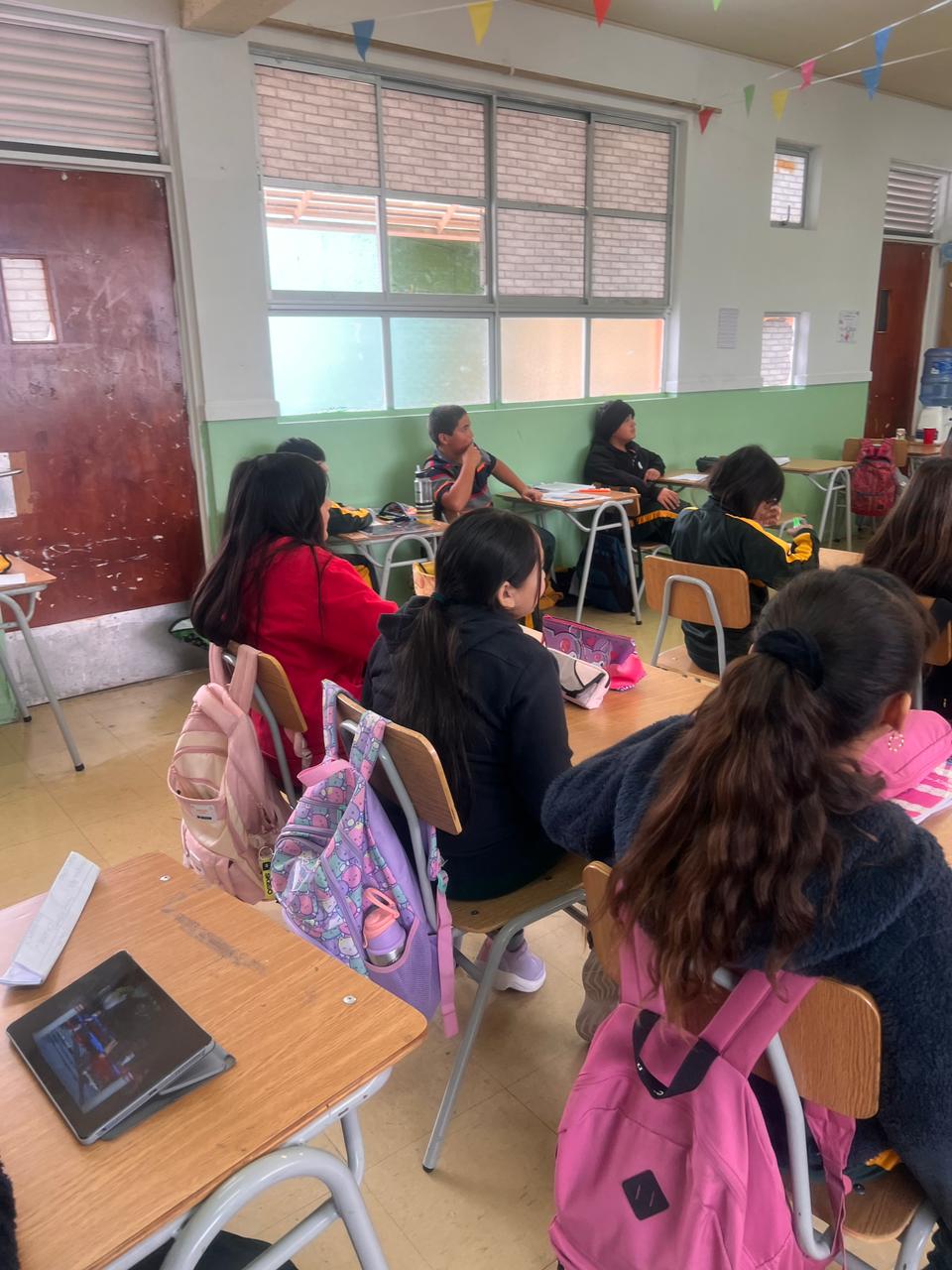 niños y niñas poniendo atención en clases