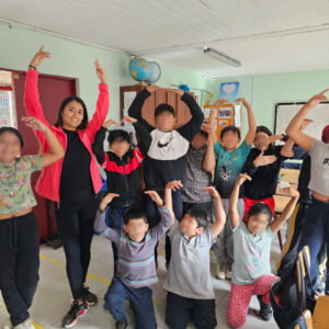 niños y niñas posando junto a la profesora de danza