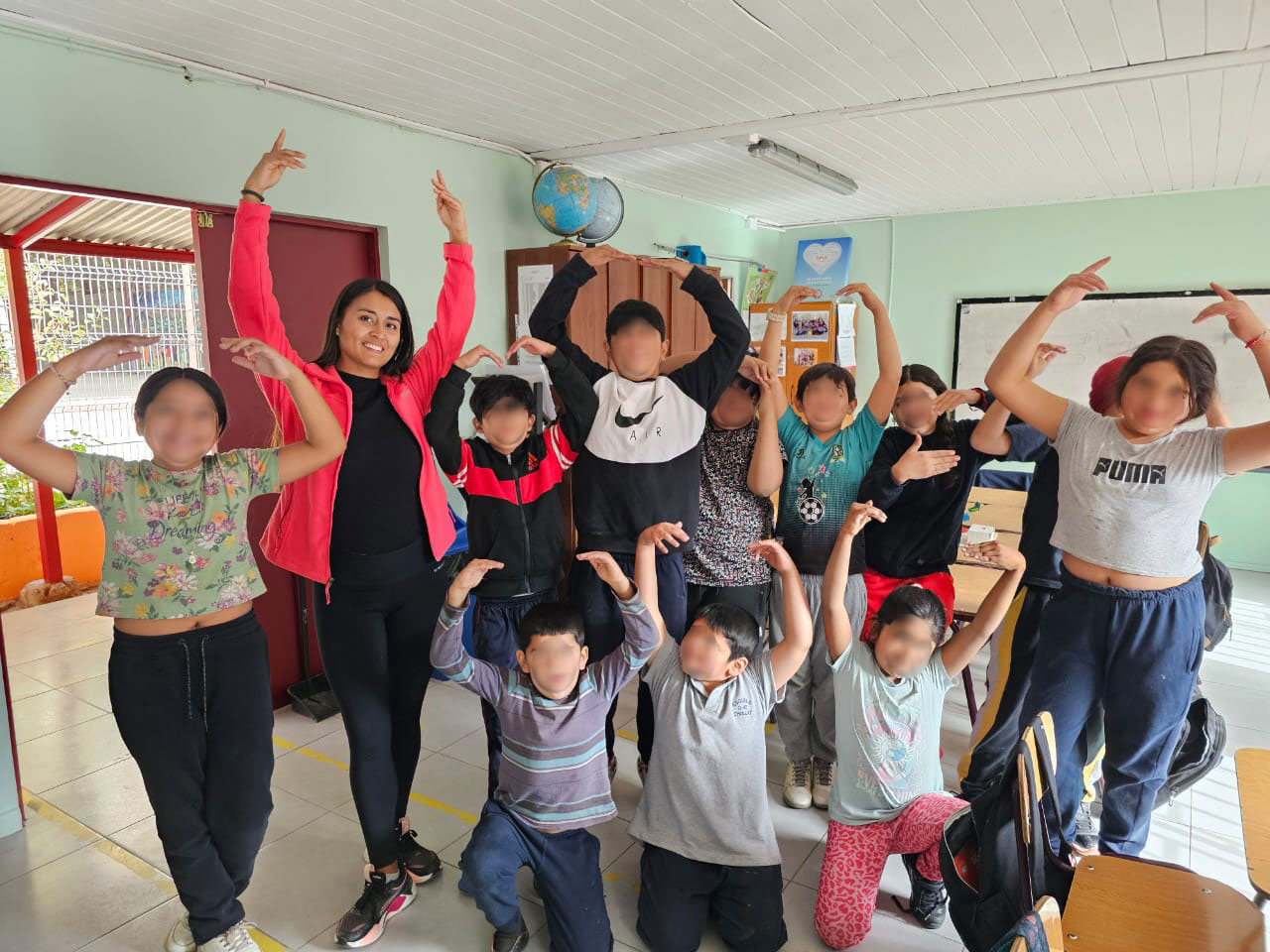 niños y niñas posando junto a la profesora de danza