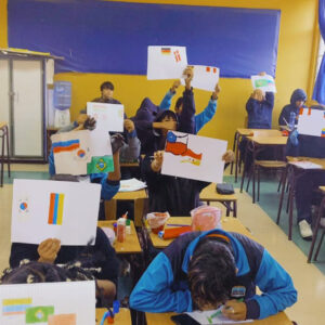 sala de clases con niños y niñas pintando con colores