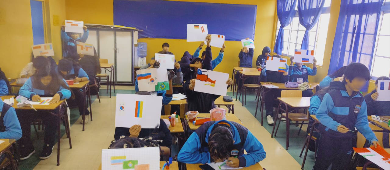 sala de clases con niños y niñas pintando con colores