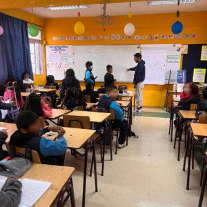 sala de clases con niños y niñas sentados
