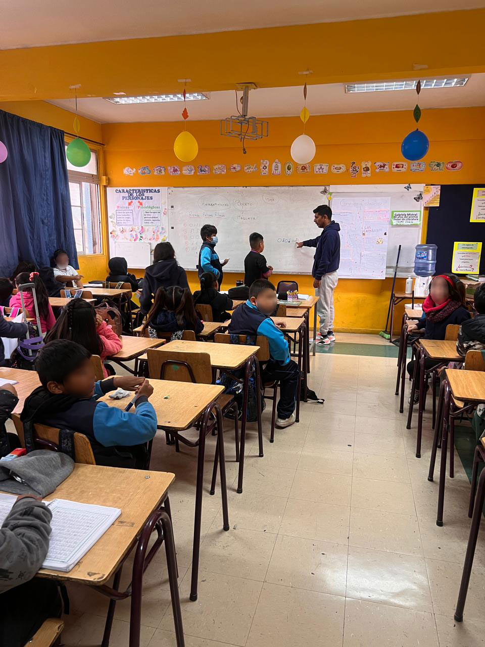 sala de clases con niños y niñas sentados