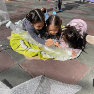 3 Niños pequeños jugando en el suelo