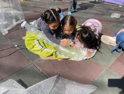 3 Niños pequeños jugando en el suelo