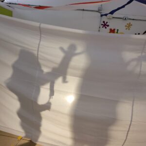 Sombras de 2 niños sobre sábana blanca