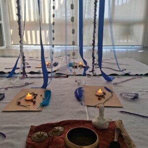 Cortina, cintas, velas en el suelo