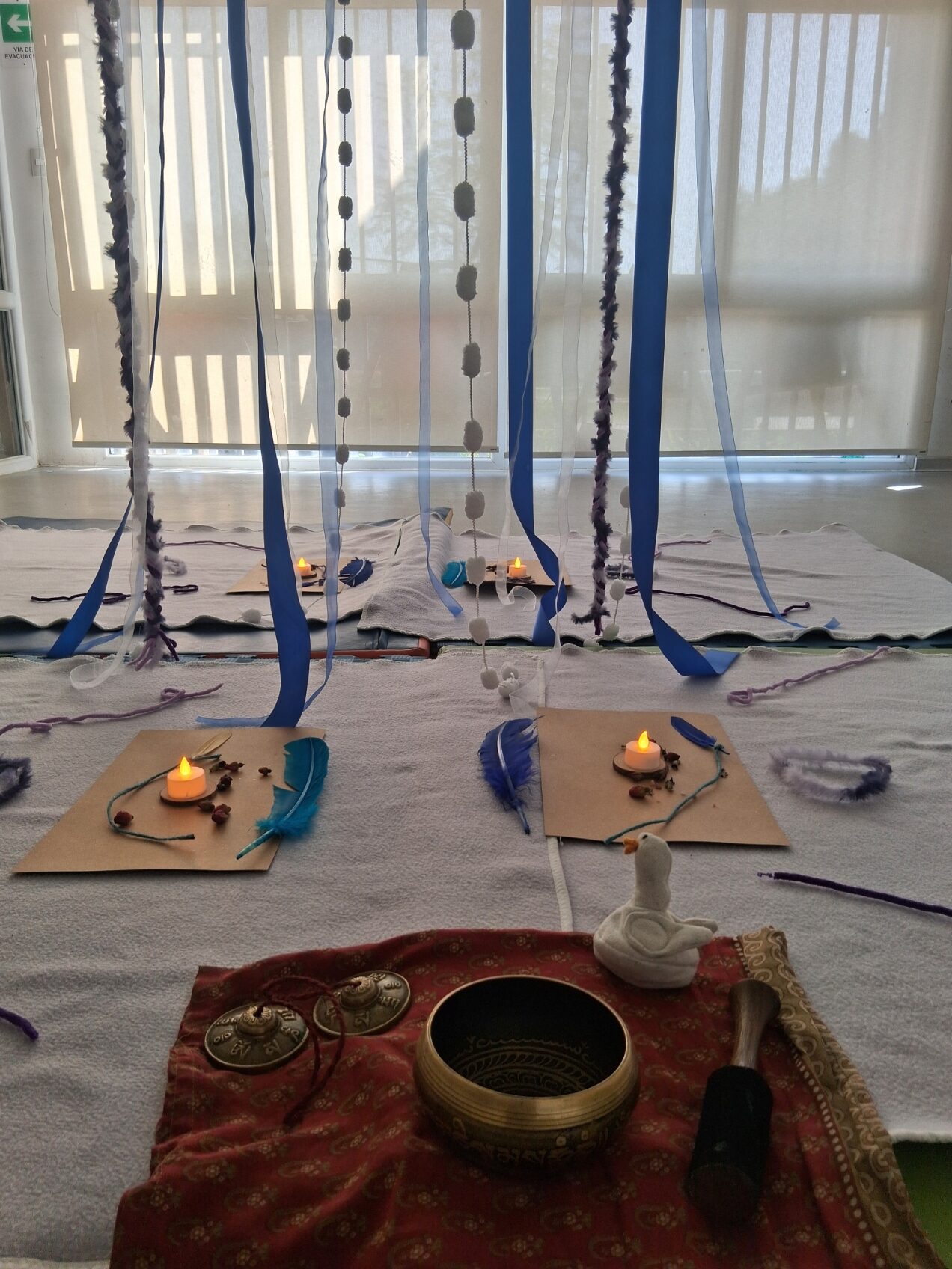 Cortina, cintas, velas en el suelo