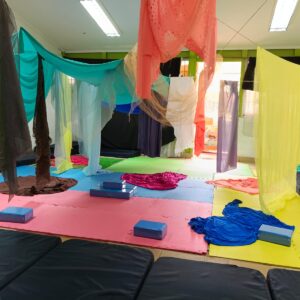 Sala de clases con colchonetas y velos