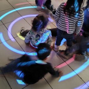 Niños entre velos de colores y luces