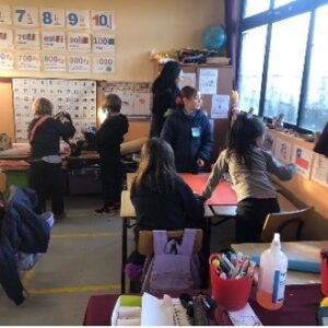 Niños en sala de clases en movimiento