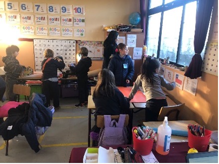 Niños en sala de clases en movimiento