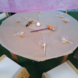 Mesa redonda y sillas con elementos relacionados con las abejas