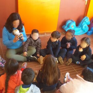 Maestra y niños en círculo