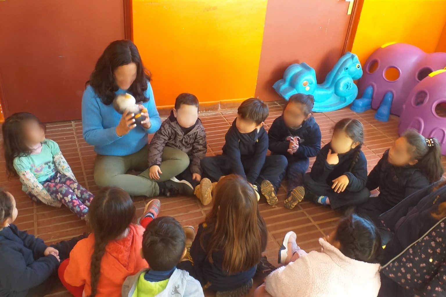 Maestra y niños en círculo