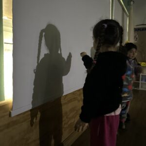 Niña mirando su sombra