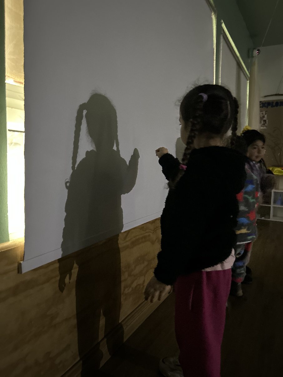 Niña mirando su sombra