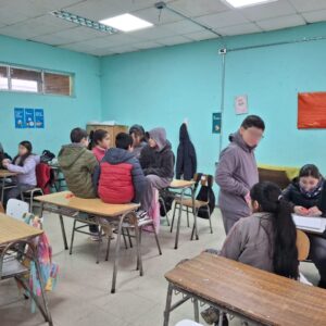 Niños en sala de clase conversando