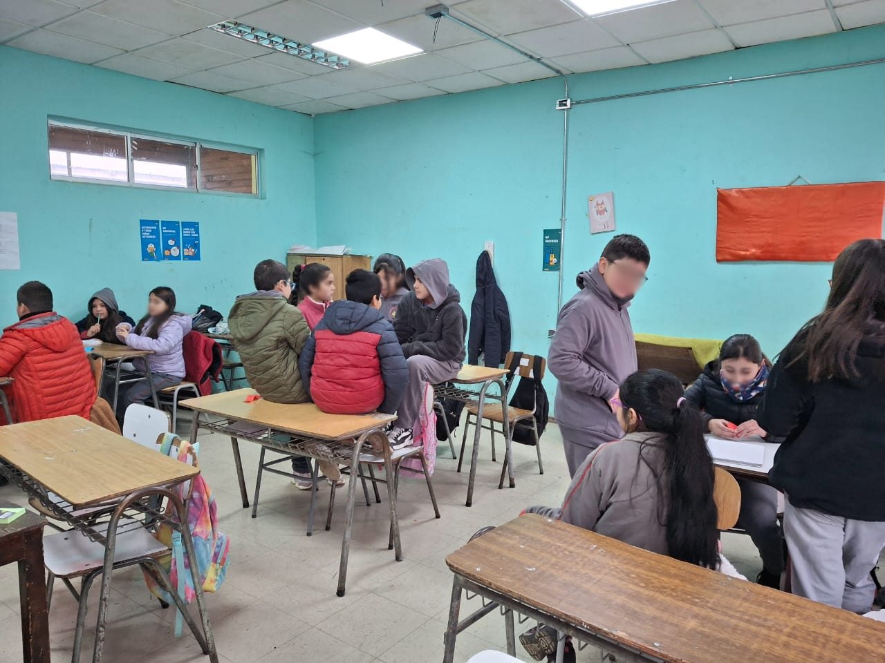 Niños en sala de clase conversando