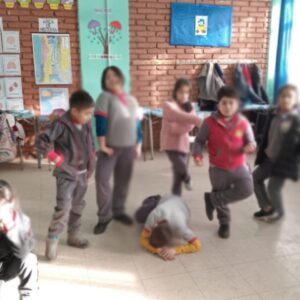 Niños haciendo poses en la sala de clase