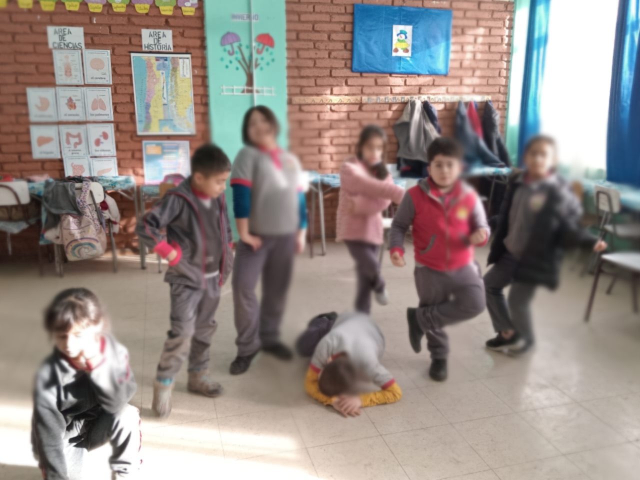 Niños haciendo poses en la sala de clase