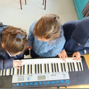 3 niños con piano