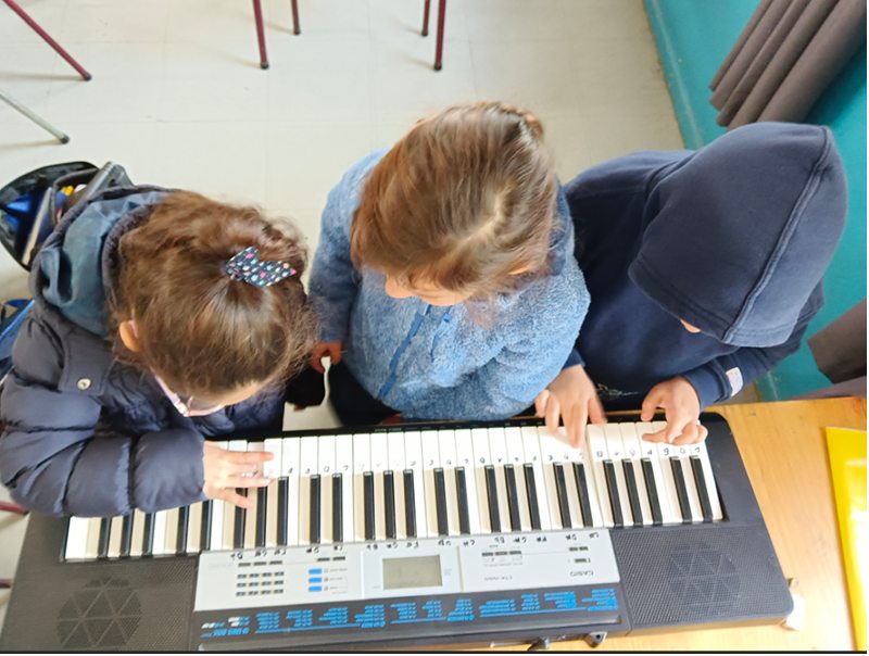 3 niños con piano