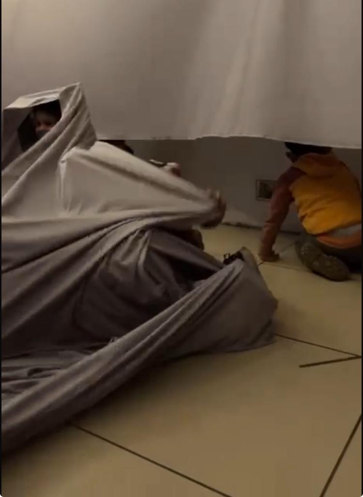 Telas blancas con niño en tonos café