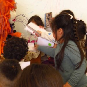 grupo de niños con papeles