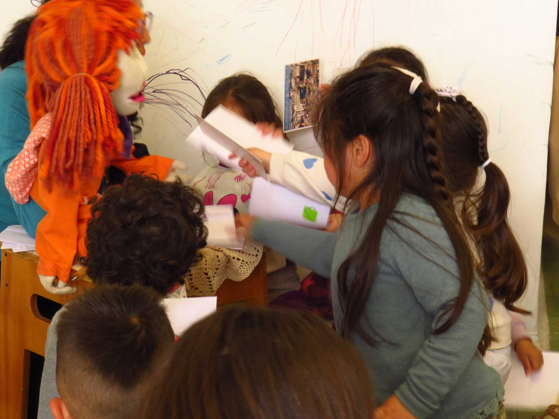 grupo de niños con papeles