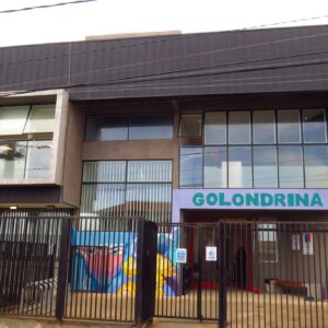 fachada de acceso con murales