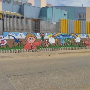 vista desde la calle del mural con ilustraciones infantiles