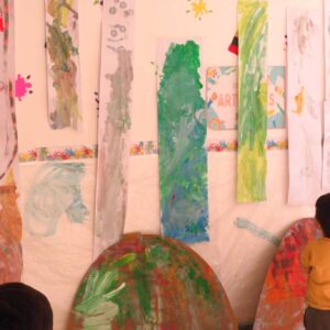 Niño observando pinturas sobre papel