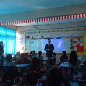 educadora hablandole a sus alumnos