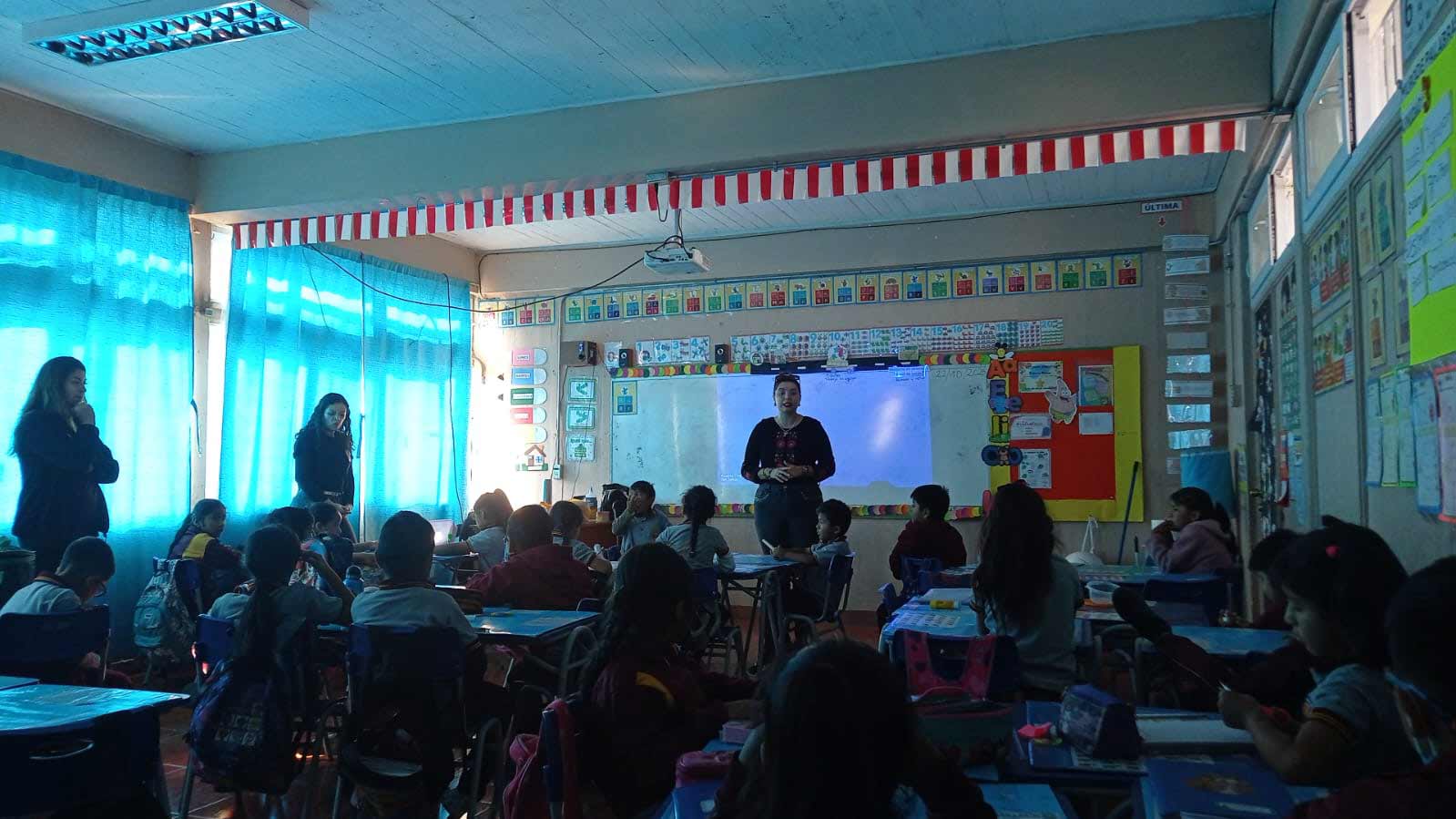 educadora hablandole a sus alumnos