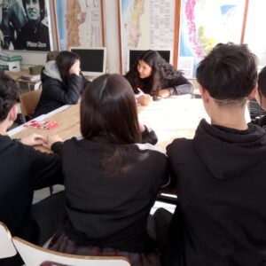 Proyecto Ñuble Voces Arte Total, alumnos en mesa de trabajo