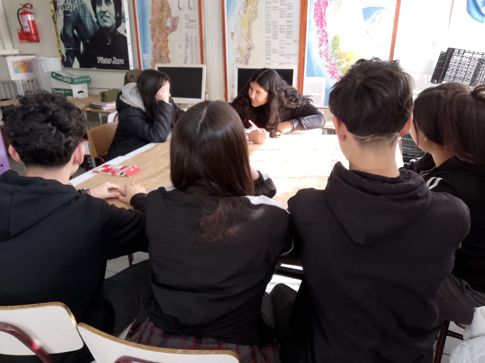 Proyecto Ñuble Voces Arte Total, alumnos en mesa de trabajo