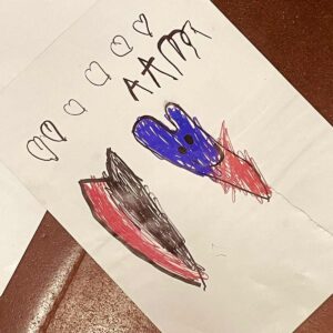 dibujo de corazones con lapices sobre papel