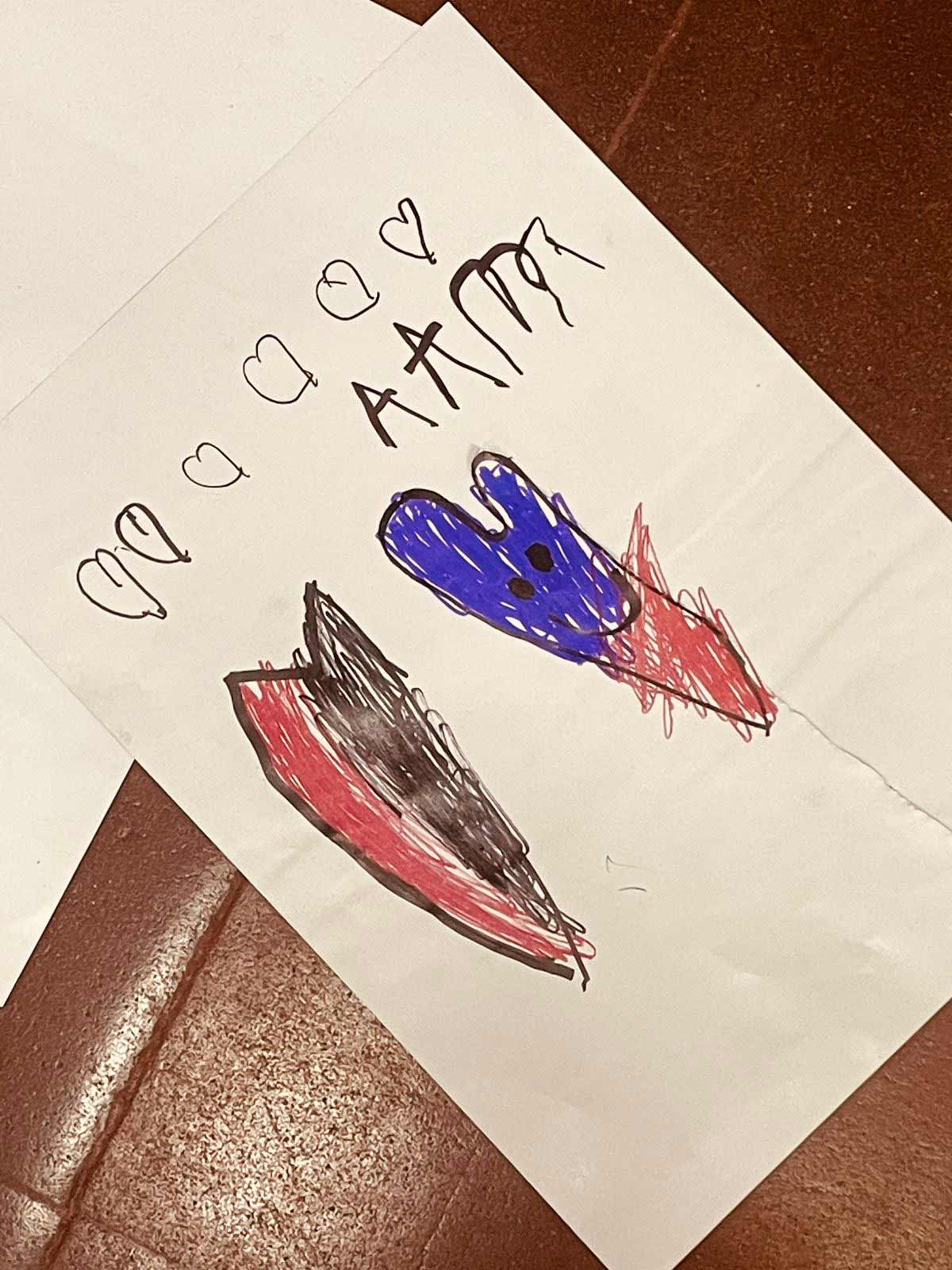 dibujo de corazones con lapices sobre papel