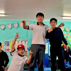 niños sobre la mesa en la sala de clases