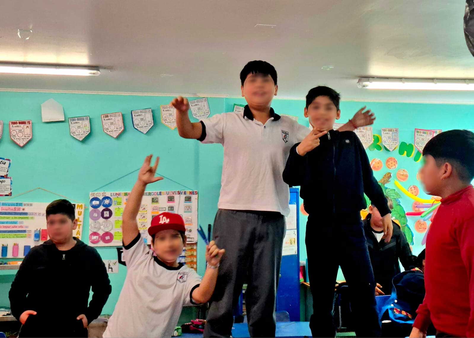niños sobre la mesa en la sala de clases