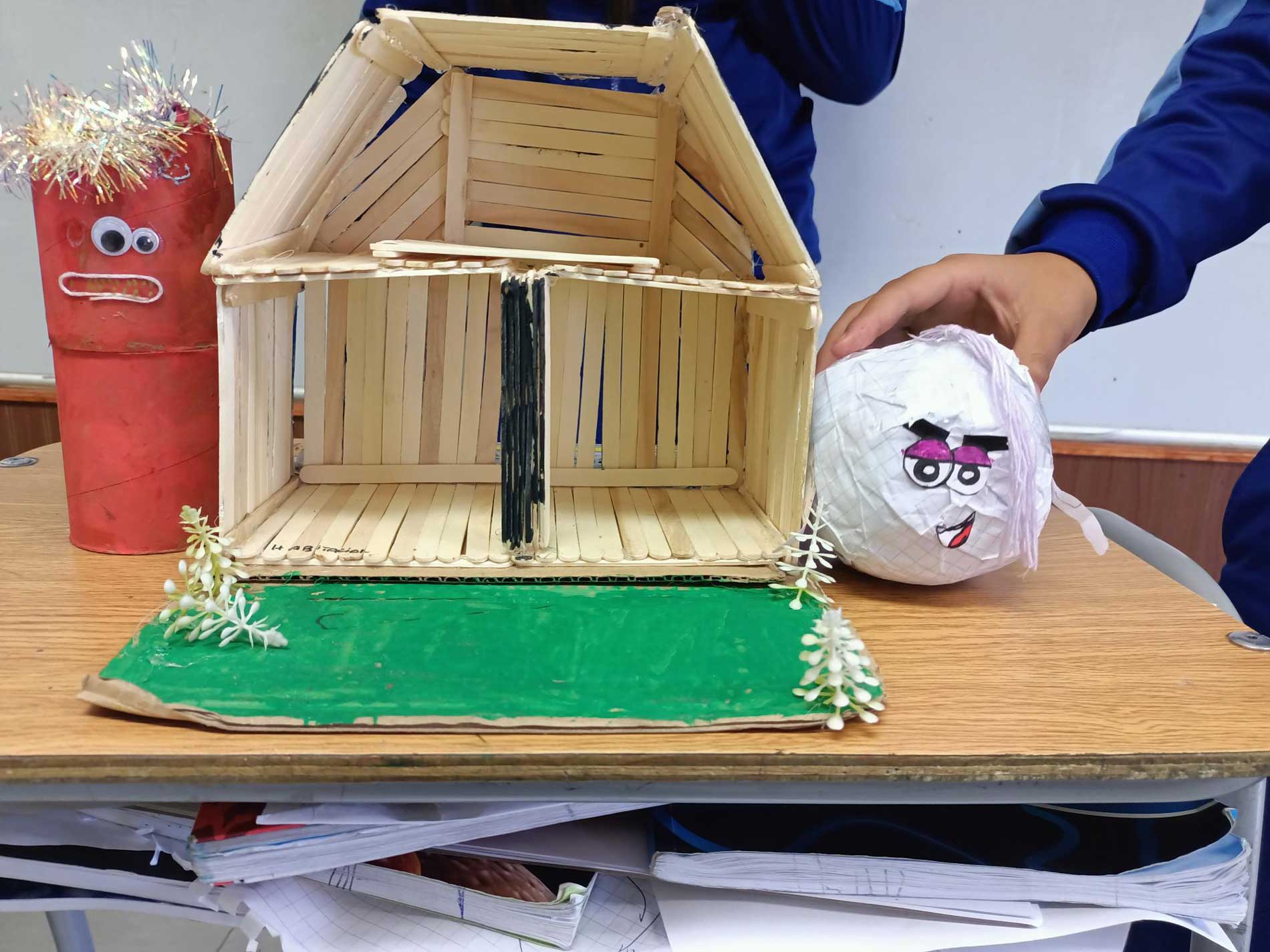 trabajo en base a palitos de helados y figuras de papel