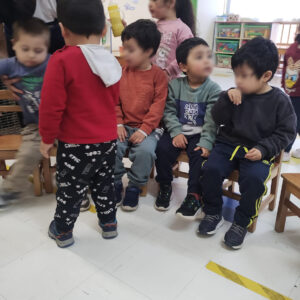 Niños sentados en sillas