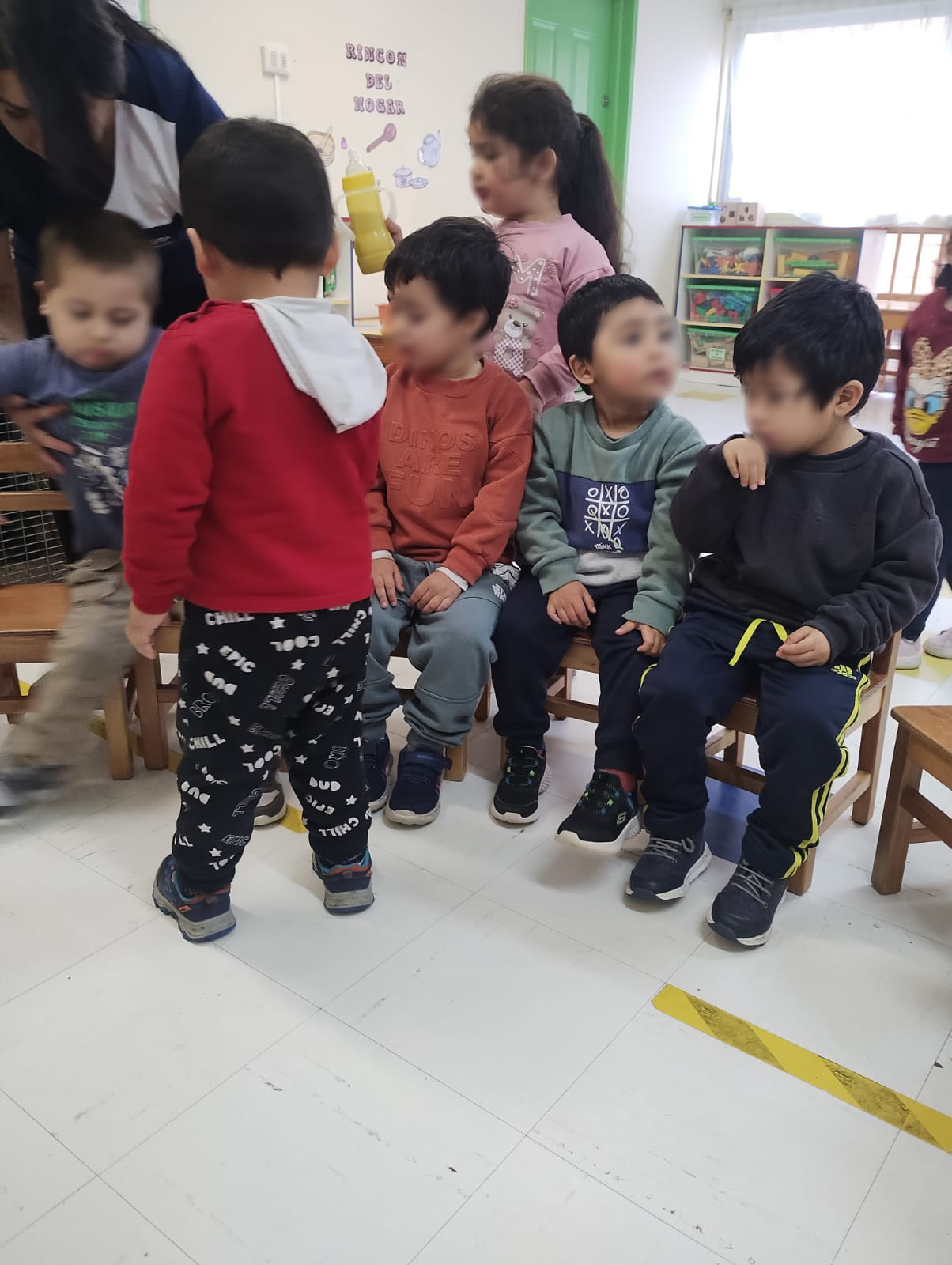 Niños sentados en sillas