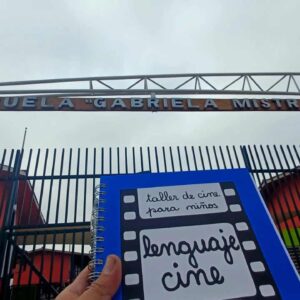 Cuaderno que dice lenguaje cine frente al fachada