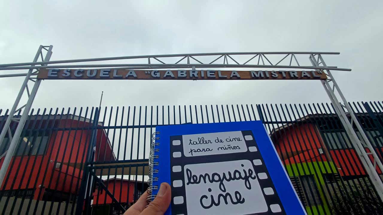 Cuaderno que dice lenguaje cine frente al fachada